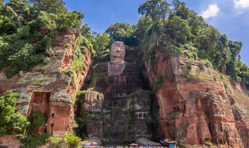 One-Day Private Tour to Huanglongxi Ancient Town and Leshan Giant Buddha